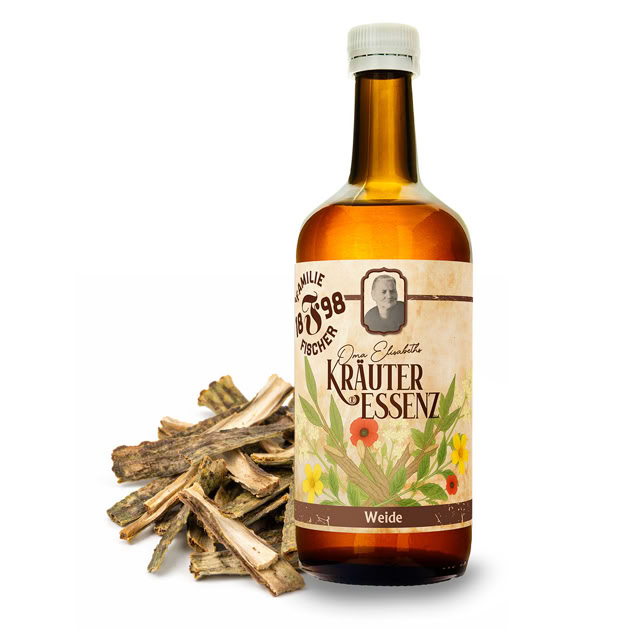 Braune Glasflasche mit Etikett "Kräuter Essenz" neben einem Stapel Holzstücke.