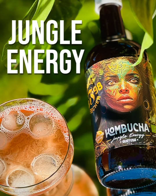 Flasche mit Kombucha-Getränk und Glas mit sprudelndem Getränk, umgeben von grünen Blättern, mit dem Text "Jungle Energy".