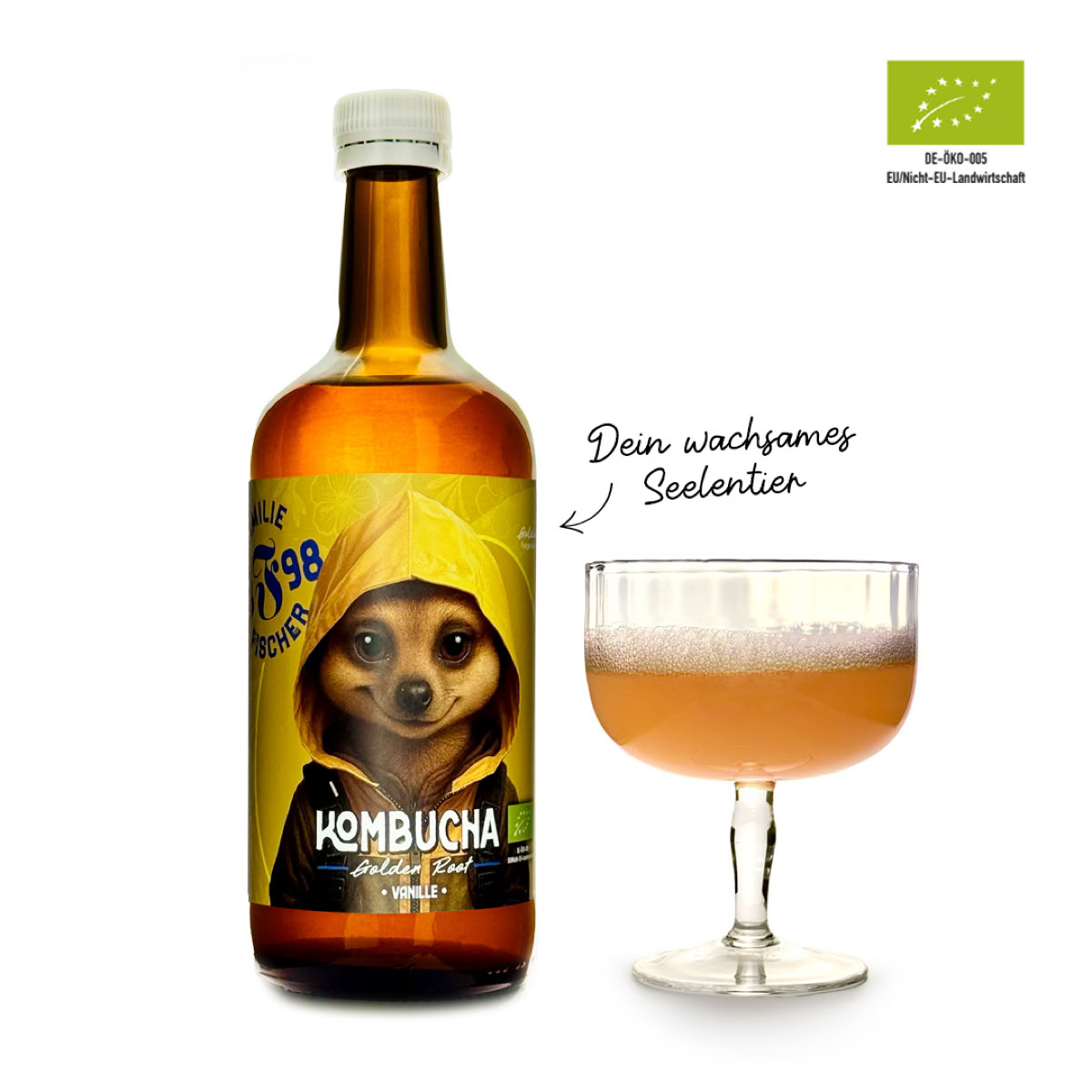 Eine braune Flasche mit einem Etikett, das ein Tier in einem gelben Mantel zeigt, neben einem Glas mit einem orangefarbenen Getränk.