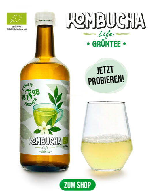 Eine Flasche Kombucha-Grüntee und ein Glas mit hellem Getränk, daneben ein Kreis mit der Aufschrift "Jetzt probieren!" und ein grüner Button mit "Zum Shop".