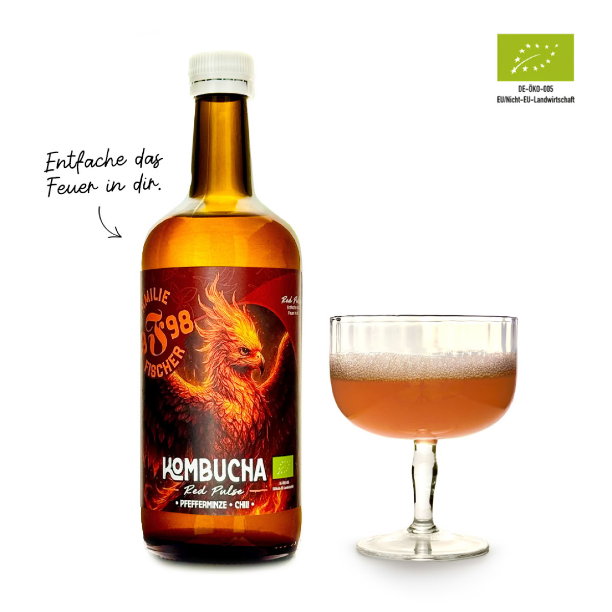 Eine braune Flasche mit einem Etikett, das einen feuerspeienden Drachen zeigt, steht neben einem Glas mit bernsteinfarbener Flüssigkeit. Oben rechts ist ein Bio-Siegel zu sehen.