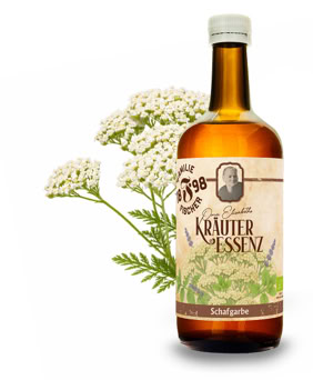 Eine braune Flasche mit einem Etikett, das "Kräuter Essenz" zeigt, neben einer Artischocke.