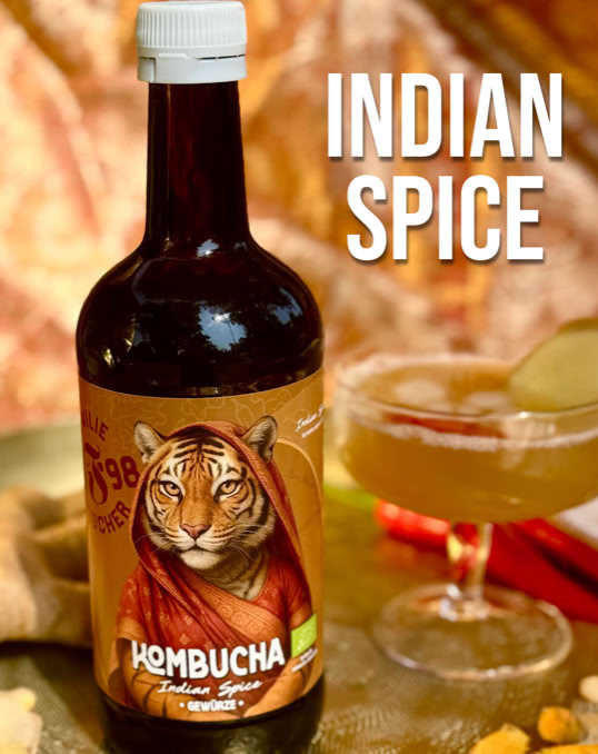 Eine braune Flasche mit einem Etikett, das einen Tiger zeigt, steht neben einem Glas mit einem Getränk. Im Hintergrund sind verschwommene Farben und die Worte "Indian Spice" zu sehen.