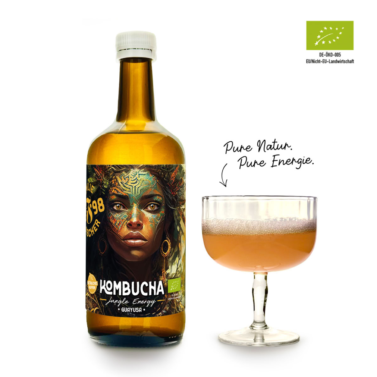 Eine braune Flasche mit einem Etikett, das eine künstlerische Darstellung eines Gesichts zeigt, neben einem Glas mit einem orangefarbenen Getränk. Oben rechts ein grünes Bio-Siegel und der Text "Pure Natur, Pure Energie".
