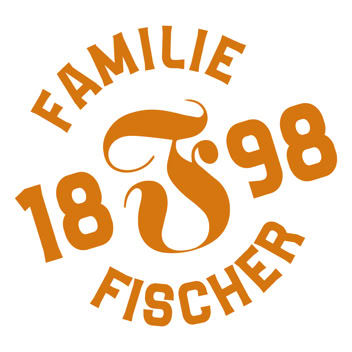 Logo mit der Aufschrift "Familie Fischer 1898" in orangefarbener Schrift auf weißem Hintergrund.