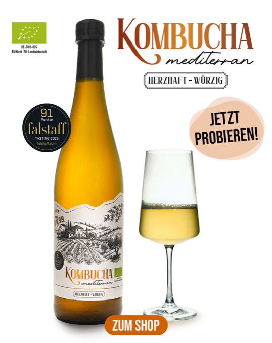 Eine Flasche Kombucha und ein gefülltes Glas, mit Texten und Logos im Hintergrund.